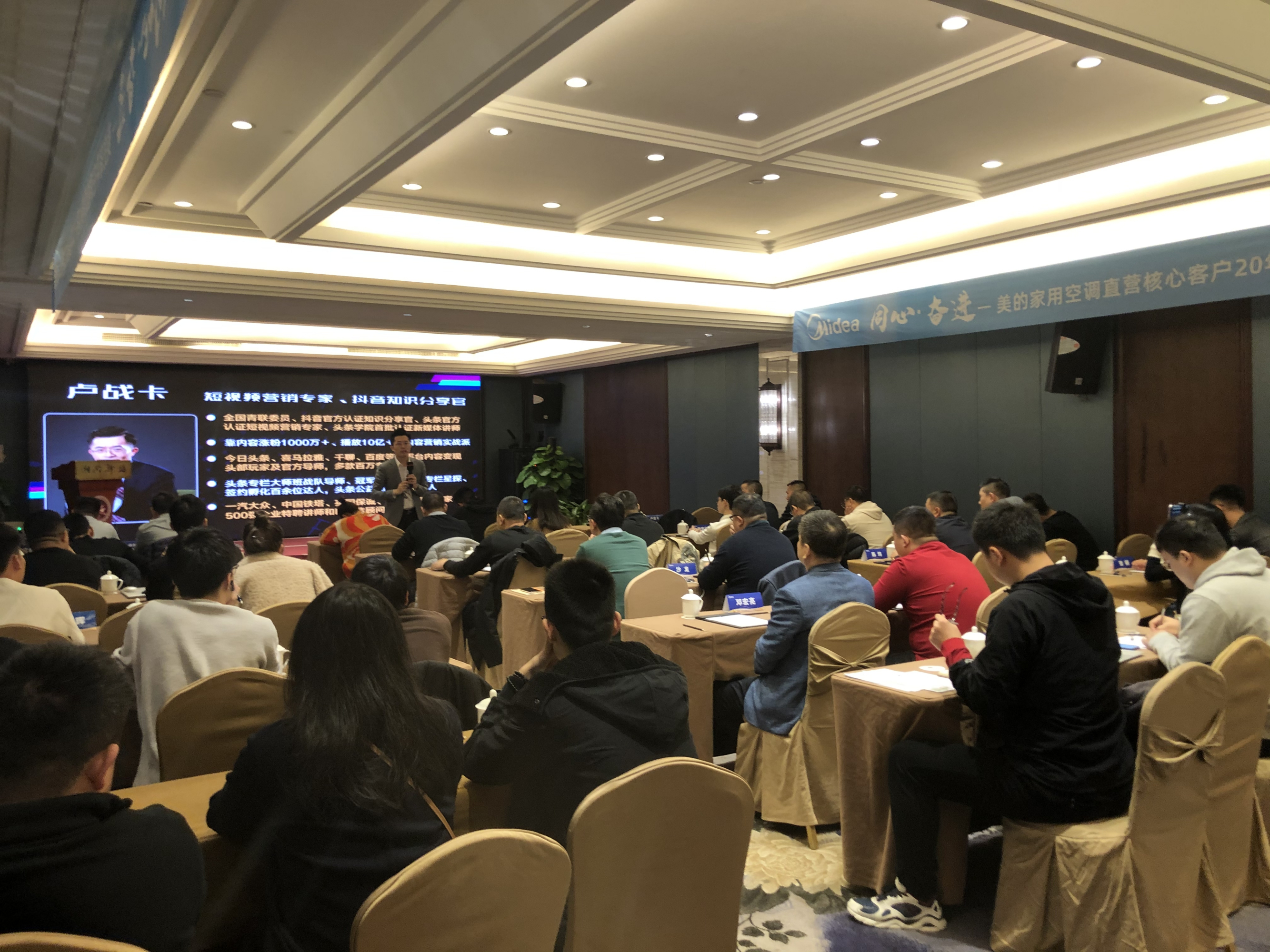 英雄联盟-包含今晨欧联焦点战，犹他爵士主帅复盘，话题不断，赛程密集仍需轮换的词条